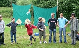 Aufwärmspiele vor dem Bogenschießen.